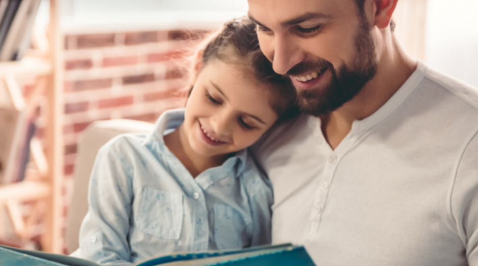 Vater und Tochter am lesen